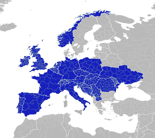 Eine Europakarte mit EU-Ländern in Blau hervorgehoben, die den Prozentsatz der Bevölkerung in jedem hervorgehobenen Land zeigt.