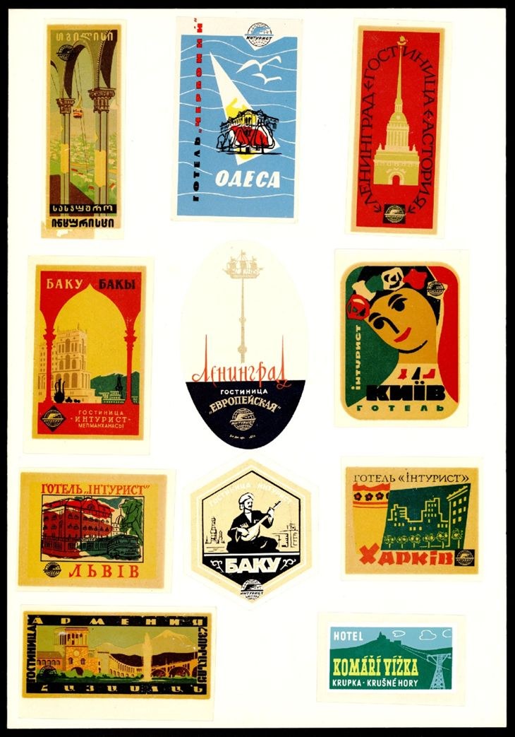 Ein schwarzer Rahmen mit einem Raster von vintage-russischen Reiseplakaten mit verschiedenen Designs, Farben und klassischer Typografie.