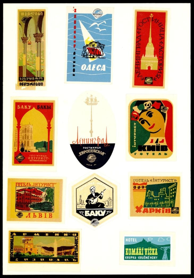 Ein schwarzer Rahmen mit einem Raster von vintage-russischen Reiseplakaten mit verschiedenen Designs, Farben und klassischer Typografie.