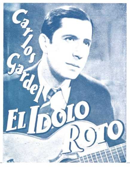 Ein Plakat von El Idolo Roro, einem spanischen S├Ąnger-Schreiber, der eine Gitarre h├Ąlt, ein weißes Hemd und einen schwarzen Anzug tr├Ągt, mit einem ernsten Ausdruck, vor einem hellblauen Hintergrund mit fetter schwarzer Schrift.