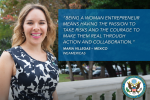 Eine Frau in einem schwarzen und weißen Kleid steht vor einem Zaun mit einem Zitat über die Frau als Unternehmerin, mit Bäumen, Fahrzeugen und einem klaren blauen Himmel im Hintergrund.