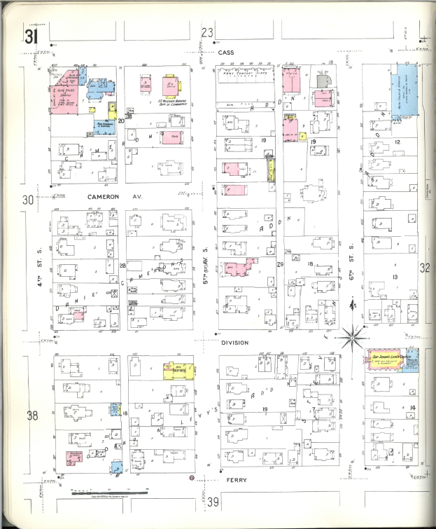 Ein altes Buch mit einer Stadtkarte aus den 1920er Jahren auf dem Cover, das Straßen, Gebäude, Parks und Sehenswürdigkeiten zeigt, begleitet von beschreibendem Text.