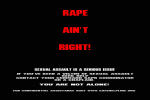 Ein Plakat mit fetter, schwarzer Schrift auf einem weißen Hintergrund, das «Rape Ain't Right: Sexual Assault is a Serious Issue» lautet, eingerahmt von einem schwarzen Rand.