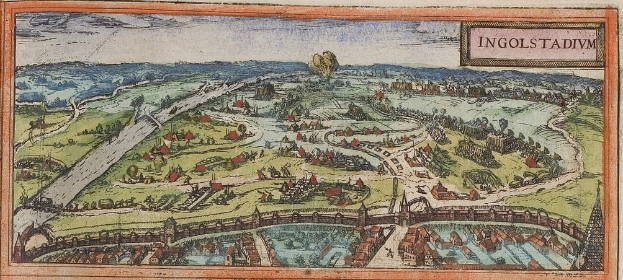 Alte Karte von Ingolstadt, Deutschland, zeigt Bäume, Häuser, eine Brücke, Wasser, Hügel und Text auf altem Papier mit einem Himmel-Hintergrund.