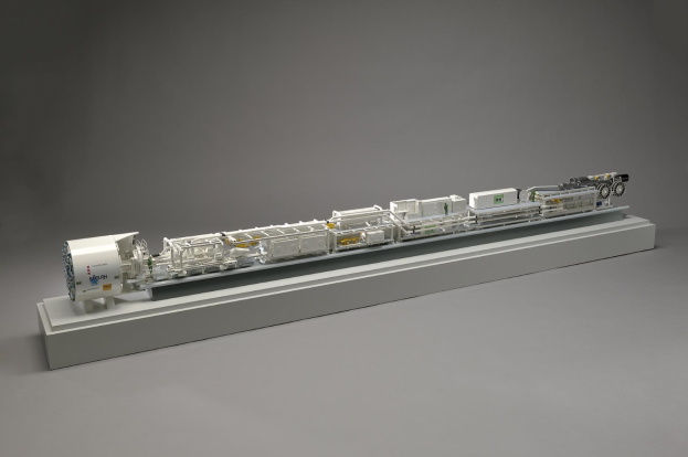 Ein detailliertes Modell eines Wasserstoff-Brennstoffzellensystems, das miteinander verbundene Komponenten wie einen Kraftstofftank, ein Filter und eine Einspritzdüse auf einer weißen Oberfläche zeigt.