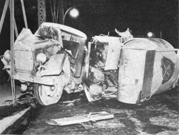 Schwarz-weiß-Foto eines umgestürzten Autos am Straßenrand mit Metallstangen und einer Laterne im Hintergrund, beschriftet mit '1930er Autounfall' unten.