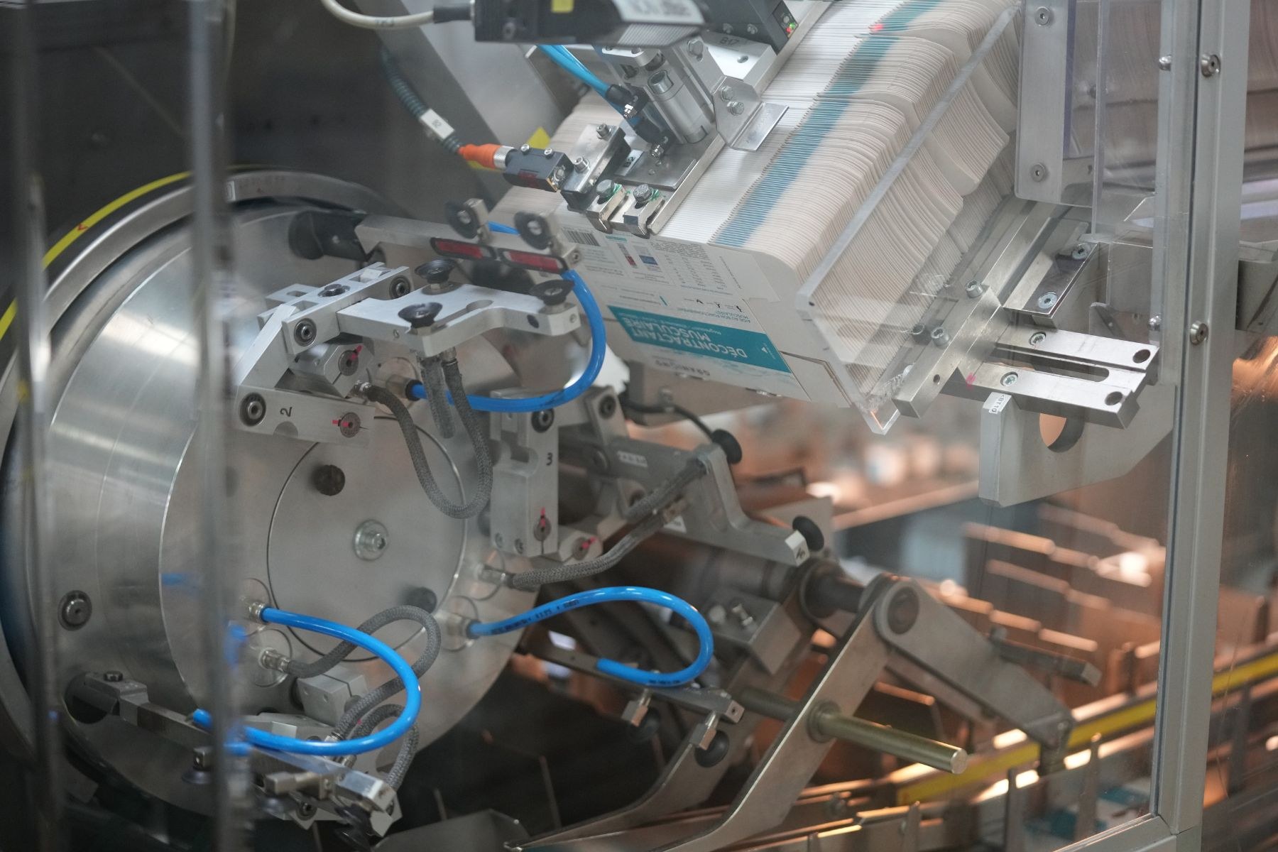 Automatisierte Verpackungssystemmaschine auf einem Fabriktor mit unscharfen Hintergrundobjekten.