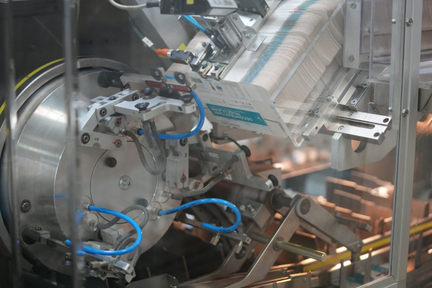 Automatisierte Verpackungssystemmaschine auf einem Fabriktor mit unscharfen Hintergrundobjekten.