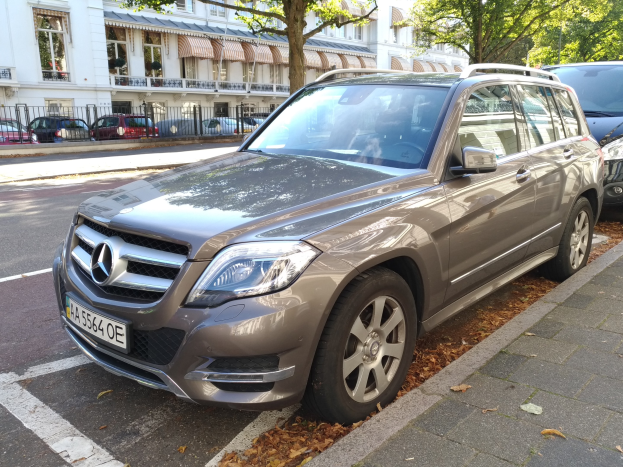 Mercedes-Benz GLK 350 CDI BlueEfficiency Avantgarde auf einer Straße mit Bäumen und Gebäuden im Hintergrund.