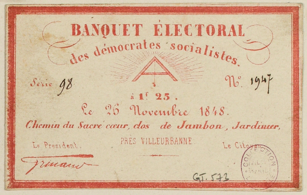 Ein alter Umschlag mit rotem Rand und einer Briefmarke, beschriftet mit "Banquet Electoral des Democrats Socialists".